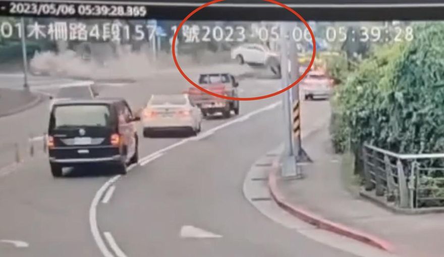 快訊/清晨萬芳交流道賓士飛撞3車　1死1昏迷