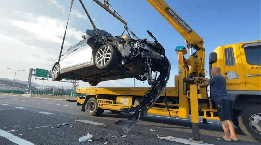 影/台74線清水路段驚傳追尾車禍　小貨車雜物散落1傷送醫