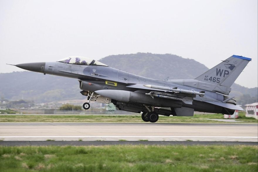 影/恐怖畫面曝！駐韓美軍「F-16戰機墜毀」陷火海　飛官死裡逃生緊急送醫
