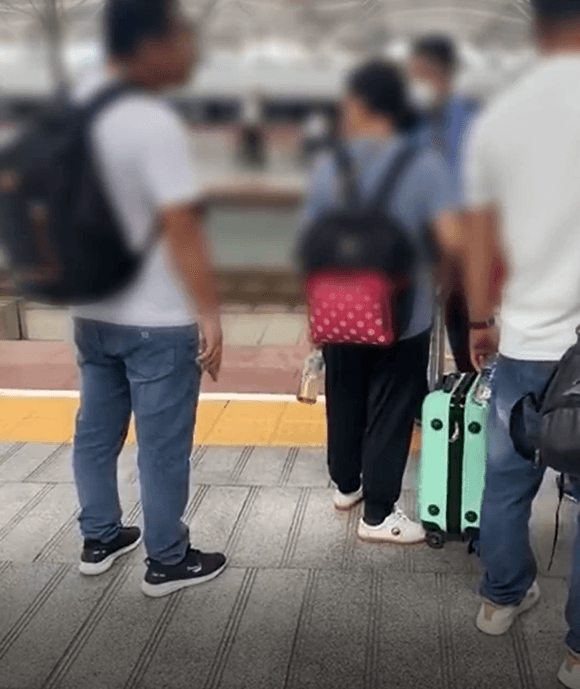 影/看不懂車站告示牌　旅客開口問反被工作人員嗆「回家學好再來坐車」