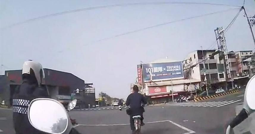 太暖！高雄婦人騎腳踏車迷路　貼心警察「代騎」送回淑女車