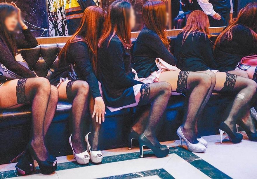 丈夫上酒店「一次花2萬」！2寶媽月領15K不敢離婚