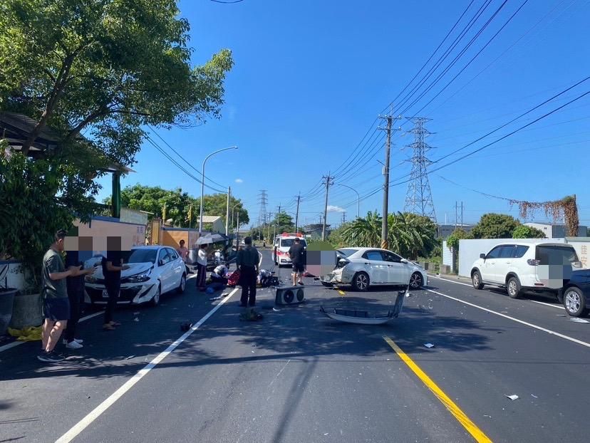 影/拳頭硬了！死亡車禍撞死兩婦　路人忙搶救...肇事下士卻坐路旁抽菸滑手機