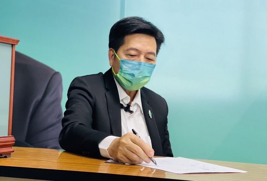 鄭寶清太太走斑馬線遭撞！「飛出監視器外」傷勢嚴重　當場斷腿一度意識不清