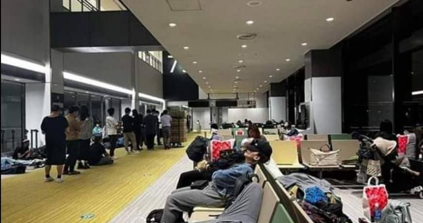 影/合併航班又遇機場宵禁　旅客被迫睡機場砲轟「連杯水也不給」…星宇回應了