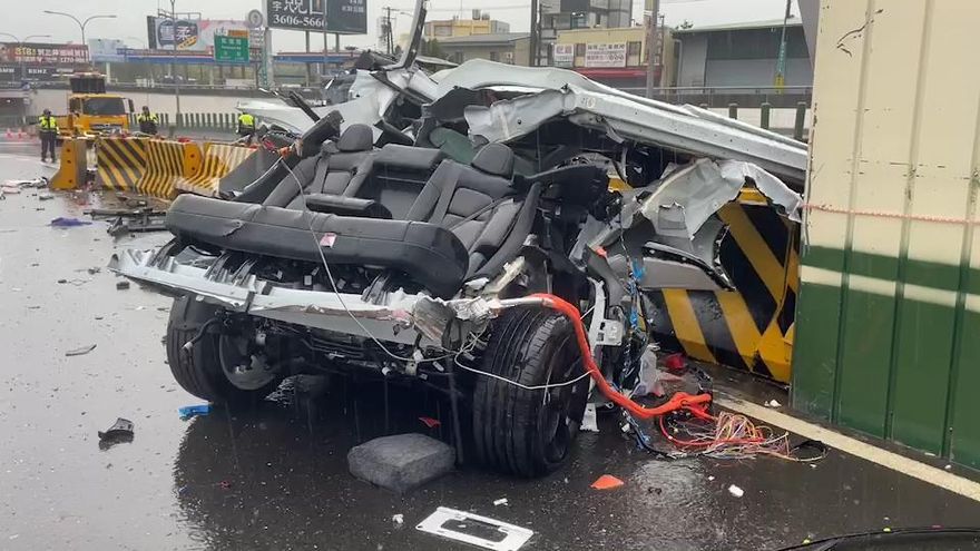 影/台74線酒駕釀2死！特斯拉撞分隔島…車輛解體、座椅都彈出