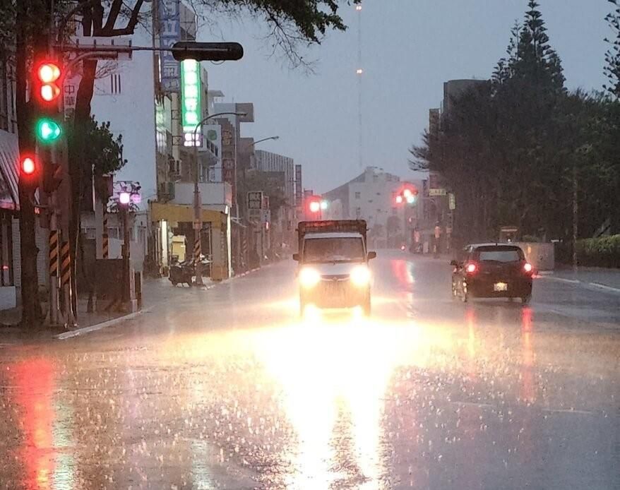 澎湖大雷雨！大白天宛如黑夜　行車要開燈