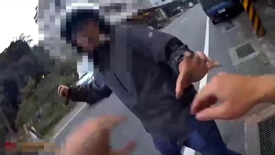 影/三峽男路旁拆解贓車！民眾機靈報案　警盤查竟被出拳狂毆