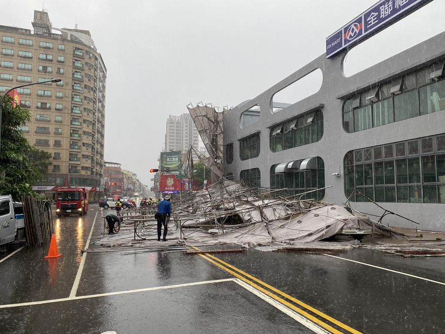 影/高雄左營2層樓鷹架倒塌！幸無行人路過　5車遭重壓受損