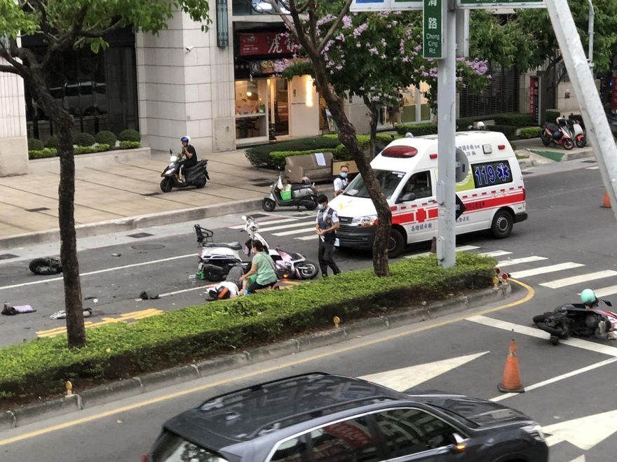 影/悚！高雄騎士闖紅燈　下一秒4機車「保齡球式追撞」1重摔命危