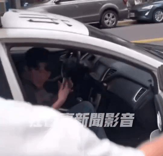 影/離譜！警車未上鎖、屁孩上車還拍「試乘片」　大同分局說話了