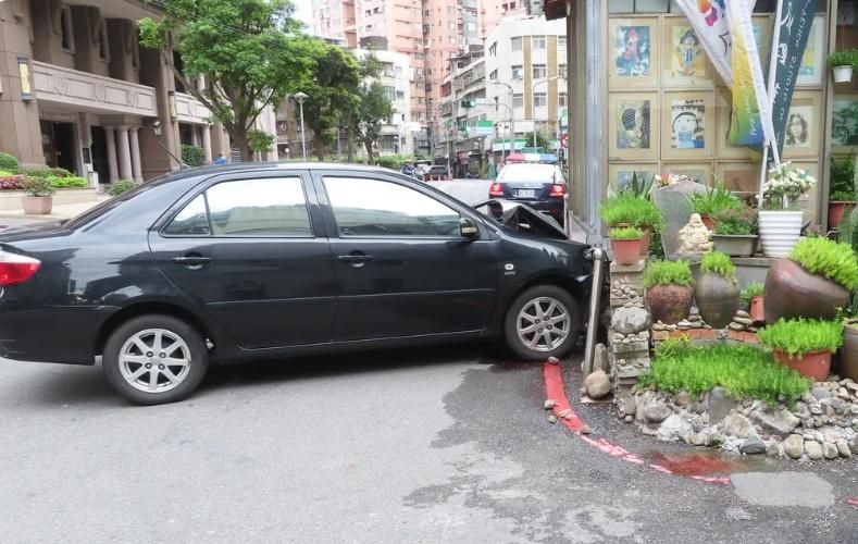 警專考生途中出車禍　超暖心！2學長直接載去考場