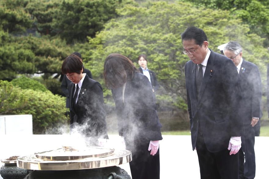 岸田文雄抵韓首站參拜顯忠院　日媒：具有強化韓日安保合作意涵