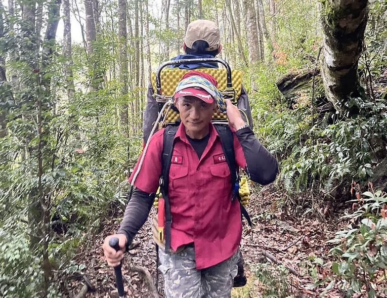 超強！男攀登西巒大山「疑爆高山症又受傷」　靠他整路背下山送醫