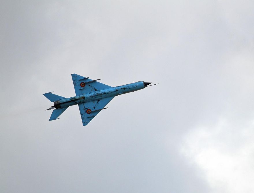 影/印度米格-21戰機墜毁砸民宅　2平民婦女喪生