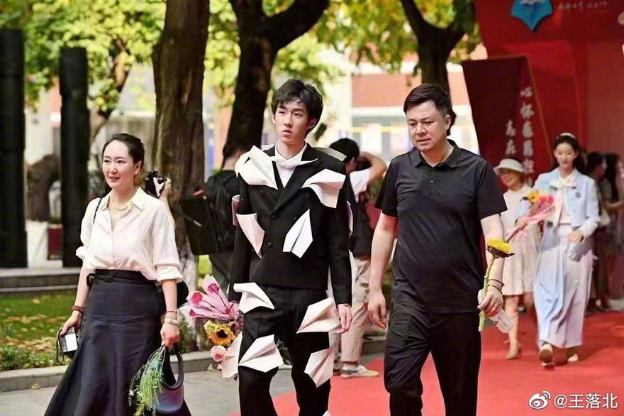 孟晚舟繼子穿88萬名牌衣挨批　網怒「我用愛國心買華為、他買LV」