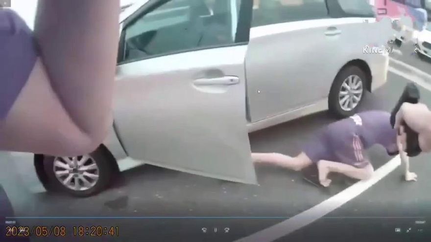 影/路中間舉槍逮捕片！新店爆「毒蟲打醉漢」衝突　嫌犯被抓起出k他命