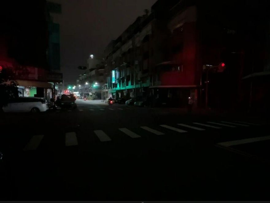 影/高雄「8天停電3次」！夢時代周圍一片黑　台電：疑為大雨導致短路