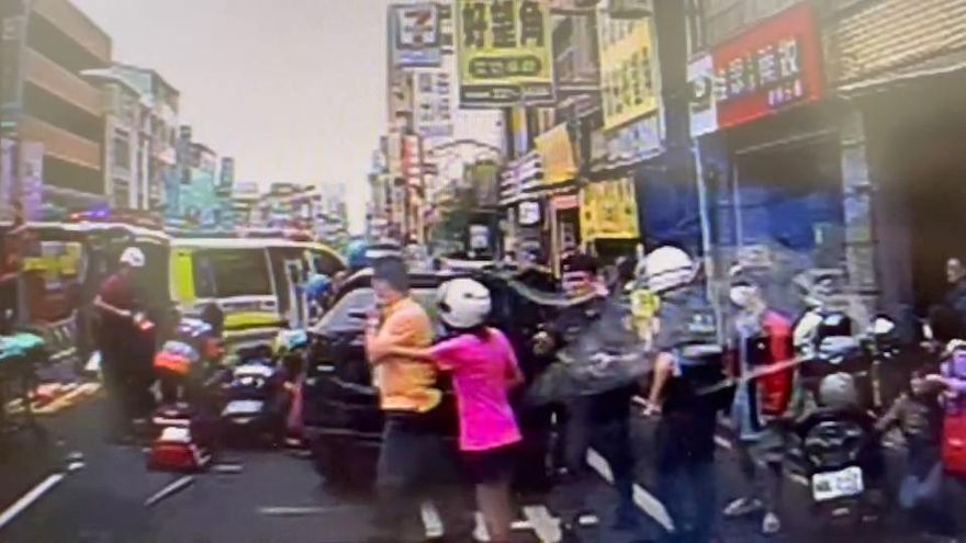 悲痛母親節！過馬路3歲女遭撞死、母重傷　專家曝：駕駛愛「切西瓜」