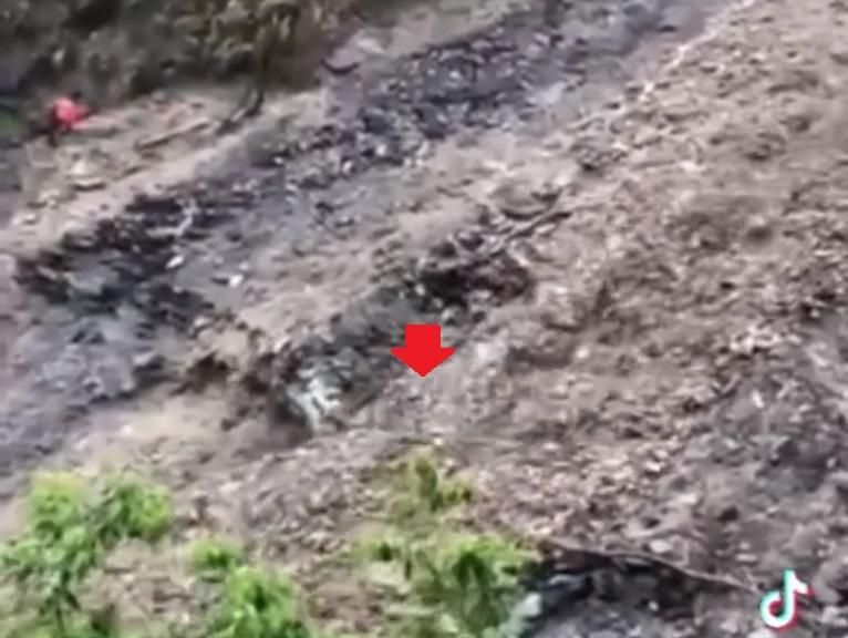 影/20人雨天險渡丹大林道！紅衣婦最後通過、土石泥「嘩下來」　網轟：玩命