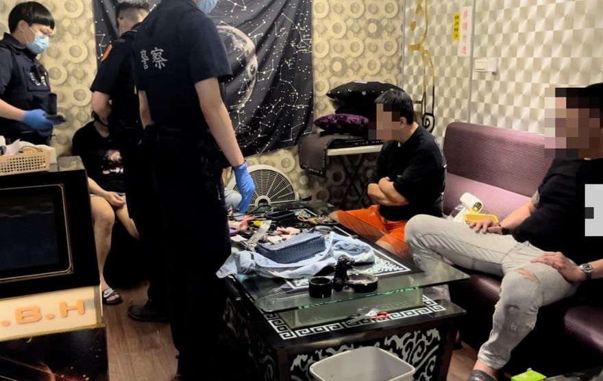 影/新北警破門攻堅民宅毒窟　起獲大量毒品槍枝逮6人