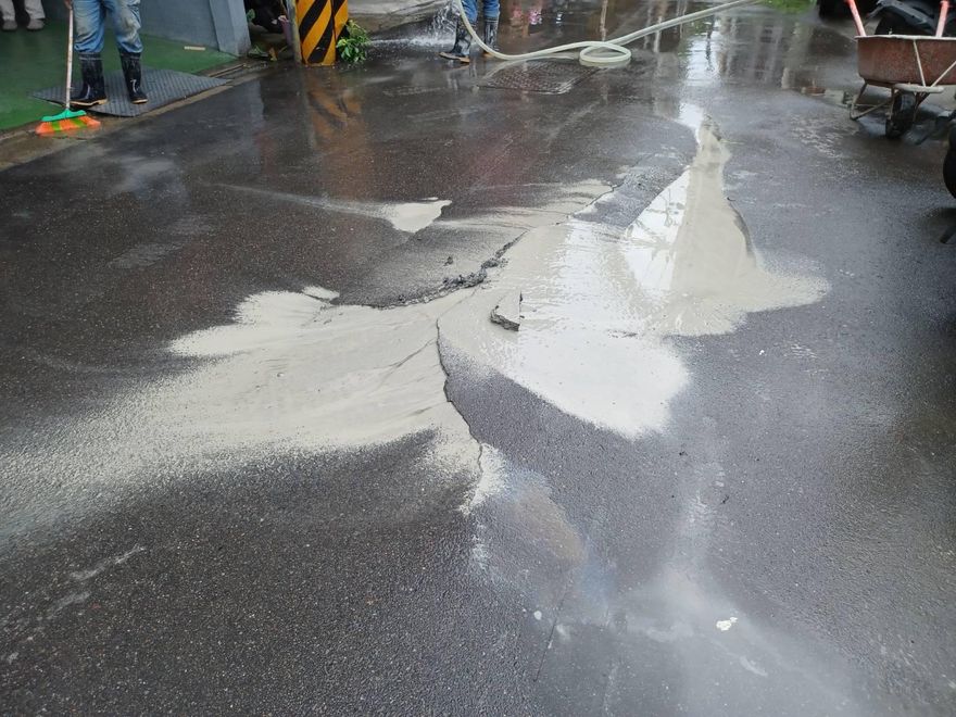 快訊/新北大樓灌漿爆泥水！衝破柏油路　工務局要求停工