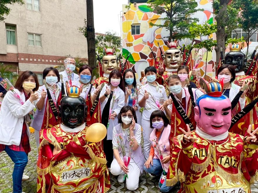 影/活力滿滿片！朴子電音三太子台中醫院祈福　預祝白衣天使護師節快樂