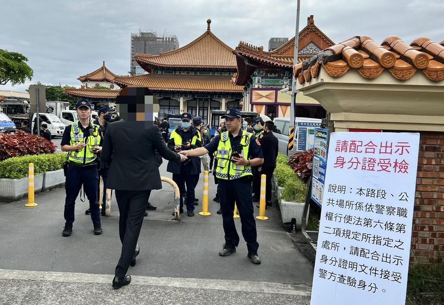 影/至尊盟幹部離世板殯辦告別式　警強勢執法盤查500人逮通緝犯、未成年