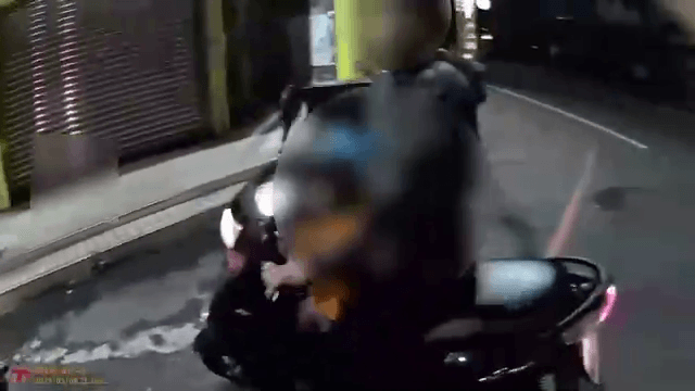 影/這位「周湯豪」身揹3條通　騎車3貼遭攔　怕通緝身分曝光撇妻載幼女落跑