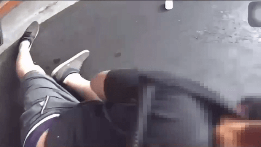 影/被警方破窗嚇到內褲走光！他拒檢逃逸瘋狂違規　困車陣落網罰單總金額太誇張