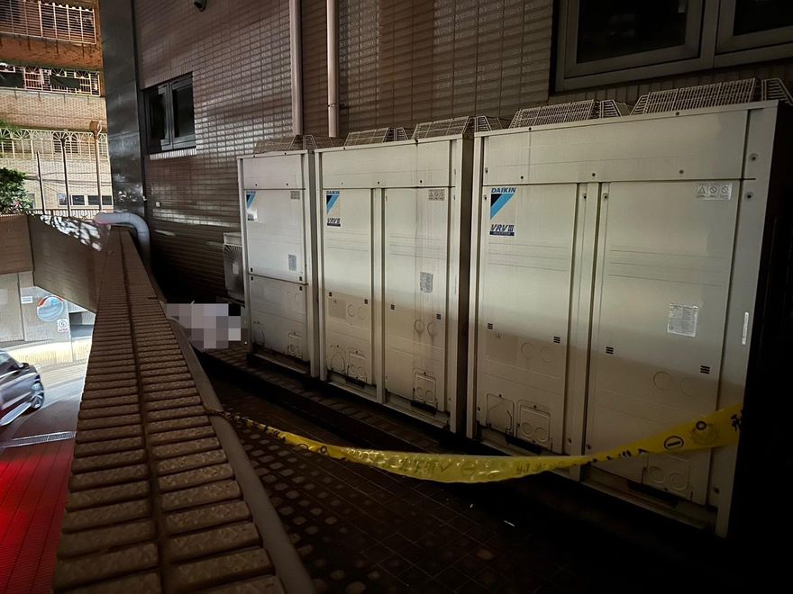 快訊/新北三重捷運共構宅驚傳墜樓！半裸男倒臥大樓隱蔽處「臉朝地」身亡
