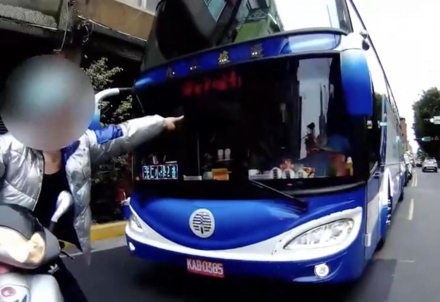 影/不爽遊覽車靠太近騎士大暴走　狂譙駕駛三字經遭告妨害名譽