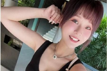 蹲路邊哈菸「亂丟菸蒂」！丟丟妹甩婚變狂血拚…5大袋戰利品全給別人提
