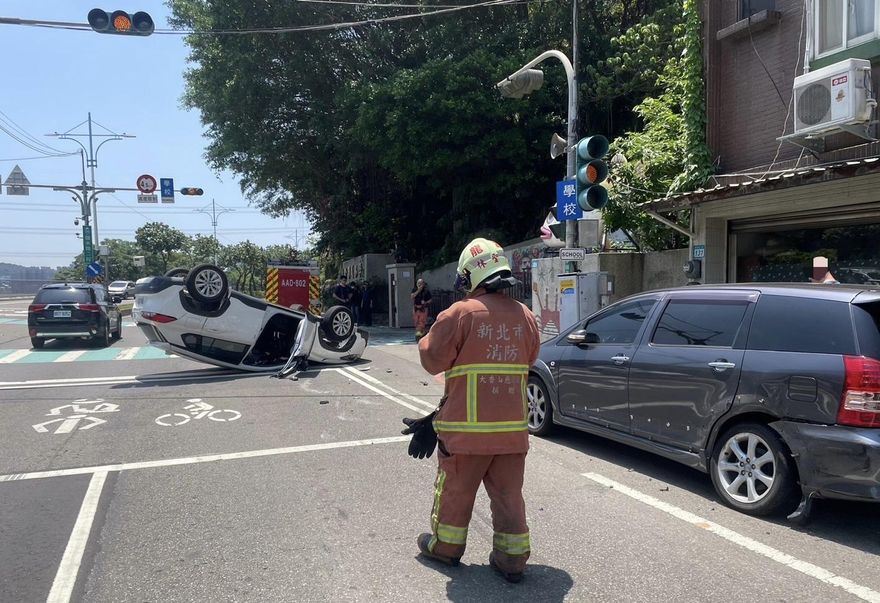 快訊/八里龍米路休旅車自撞路邊車輛　側翻四輪朝天女駕駛送醫急救