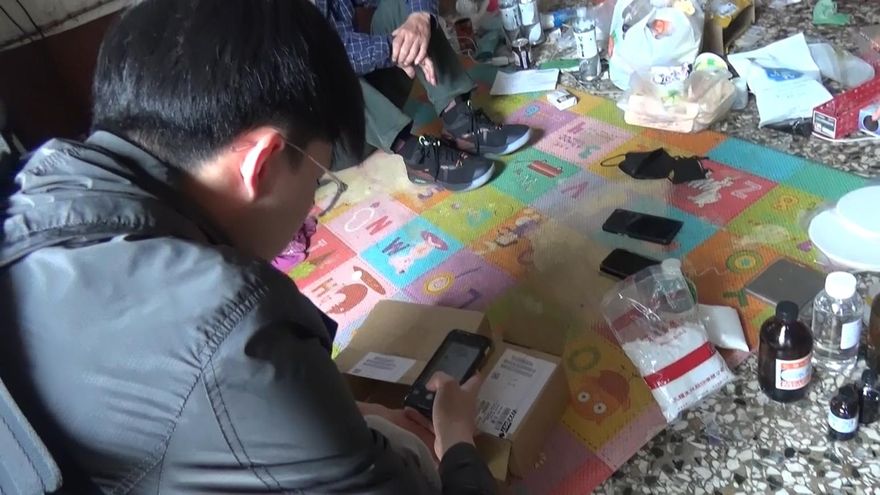 影/父子檔聯手撈金！中市警破門查獲家庭製毒廠