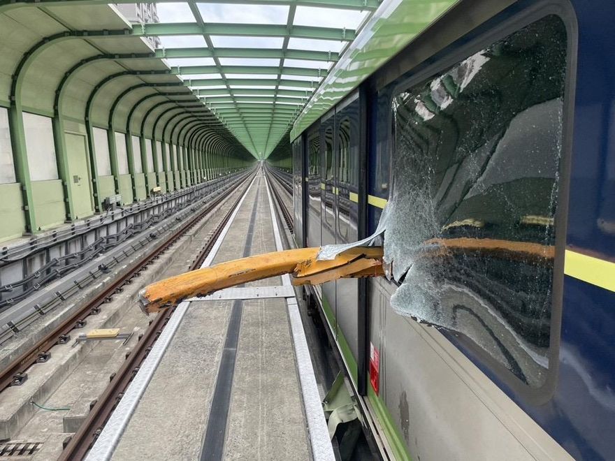 快訊/搭捷運突遭鐵架刺穿！中捷8乘客慘掛彩　驚悚畫面曝光