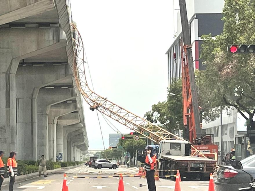 快訊／高空吊桿墜落插入中捷車廂　中市府：勒令停工開罰30萬