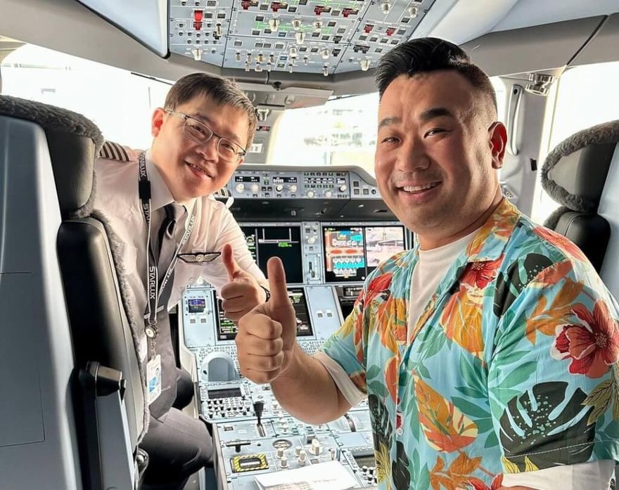 百萬網紅「進駕駛艙」合照　民航局擬對張國煒等4機師各罰6萬、星宇記警告