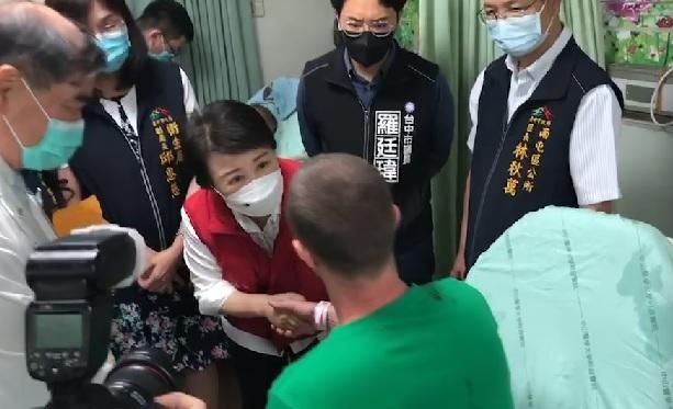 影/盧秀燕探視傷者還原驚悚瞬間：列車來不及剎！撞上掉落軌道吊臂