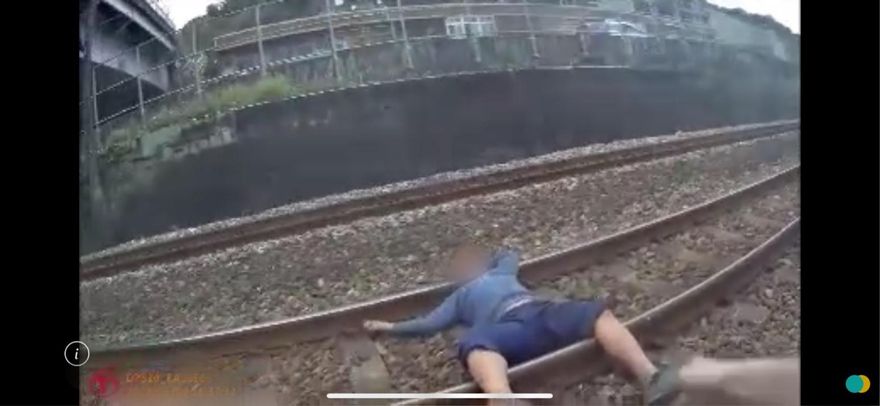 影/他喝茫大字形睡鐵軌！2警緊急拉起　下一秒列車「咻」從身邊經過