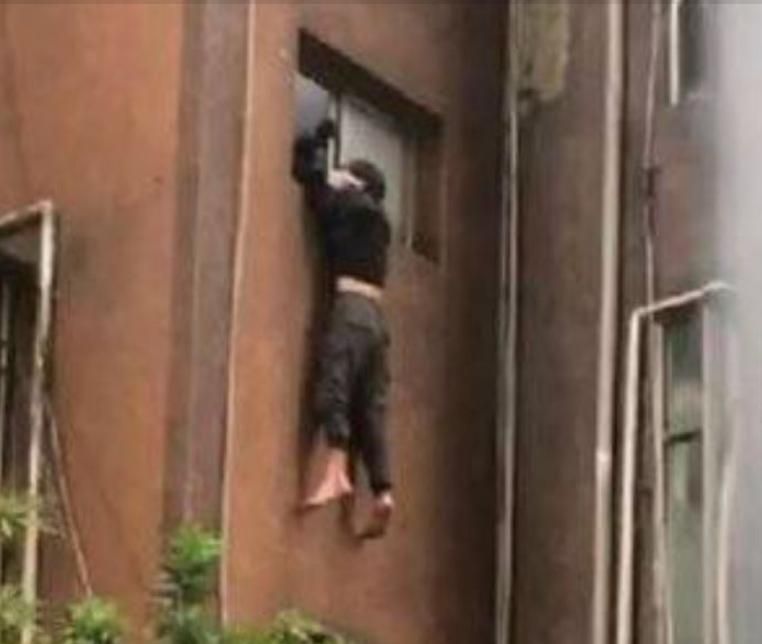 新店悍匪「狂掃7槍」！漸凍症嫌拒捕還襲警　持手榴彈對峙