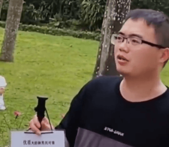 影/男子舉牌相親要求女方「有車有房無貸款」　慘遭一旁大媽狠懟：人家看得上你嗎？