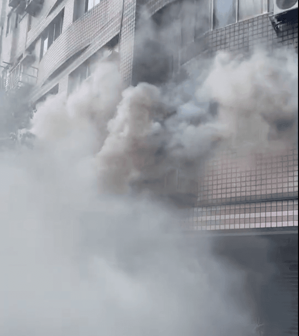 快訊/新北三重民宅2樓起火濃煙籠罩　2傷者命危