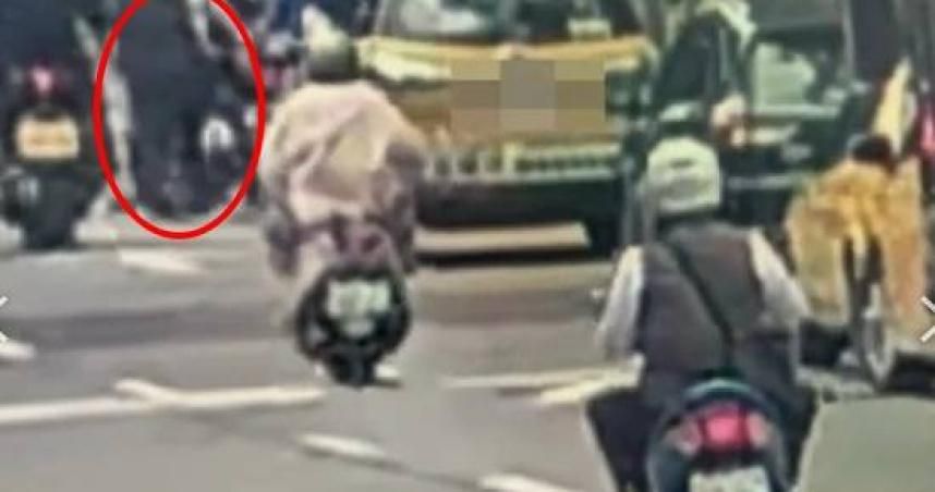 不滿違停被拍照！小黃司機一路尾隨　怒拉台大法律生背包險摔車