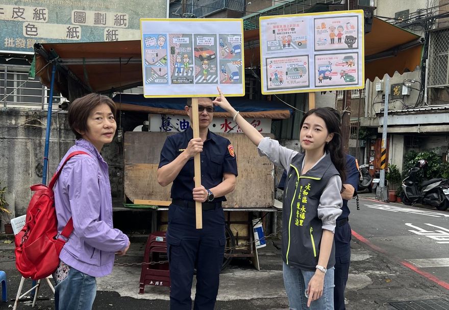 影/永和警找來2「最美里長」拍片　宣導「路口不停讓行人大執法」