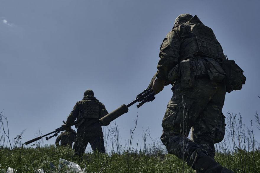 影/俄軍戰場上狂比「X」手勢投降　靠烏軍無人機指引安全撤離戰場