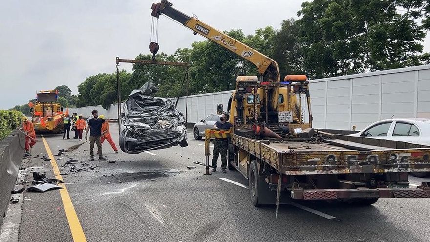 男國道開自駕功能疑講電話分心　追尾施工緩撞車受傷送醫