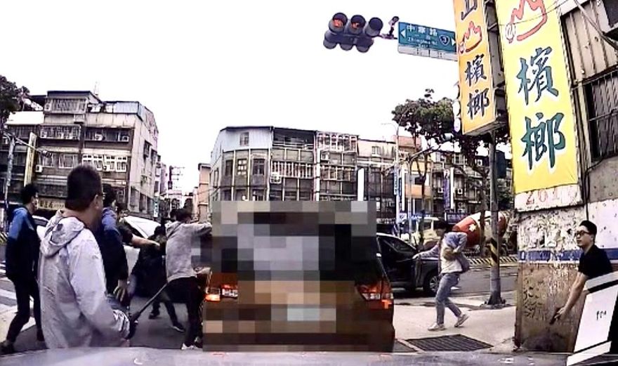 影/通緝毒販拒捕開車衝撞　警圍捕開槍示警壓制逮人