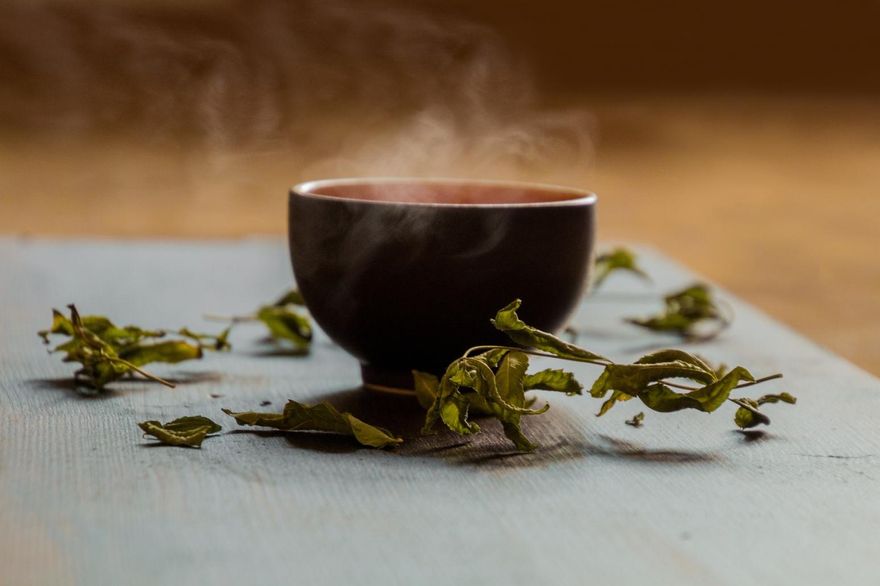 熱湯、熱茶喝完喉嚨卡卡　檢查食道竟燙傷！醫：像「燙豬皮」