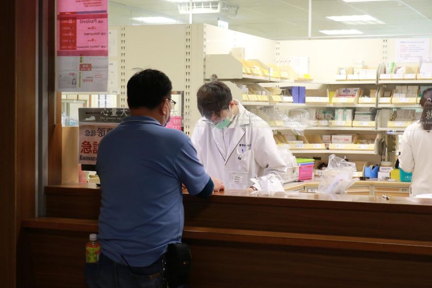 急診等好久！臺中慈濟「自動調配藥櫃」上線　急診品質提升